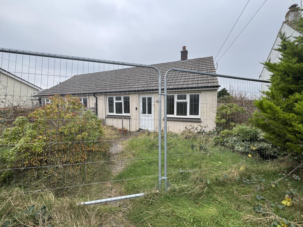 Lot: 54 - SEMI-DETACHED BUNGALOW FOR EXTENSIVE IMPROVEMENT - View of the property from the front